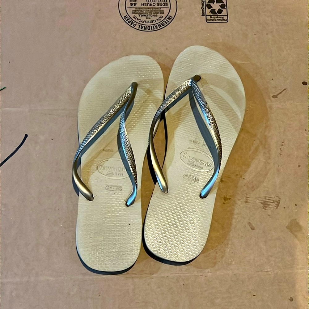 HAVAIANAS SLIM   flip flops . Silver gray strap and cream size 7/8